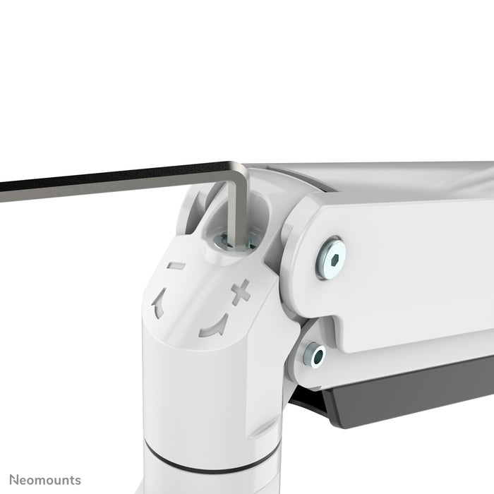 Neomounts NM-D775DX3 blanc est un support de bureau à vérin à gaz avec barre transversale et levier pour écrans plats jusqu'à 27 pouces (68,6 cm).